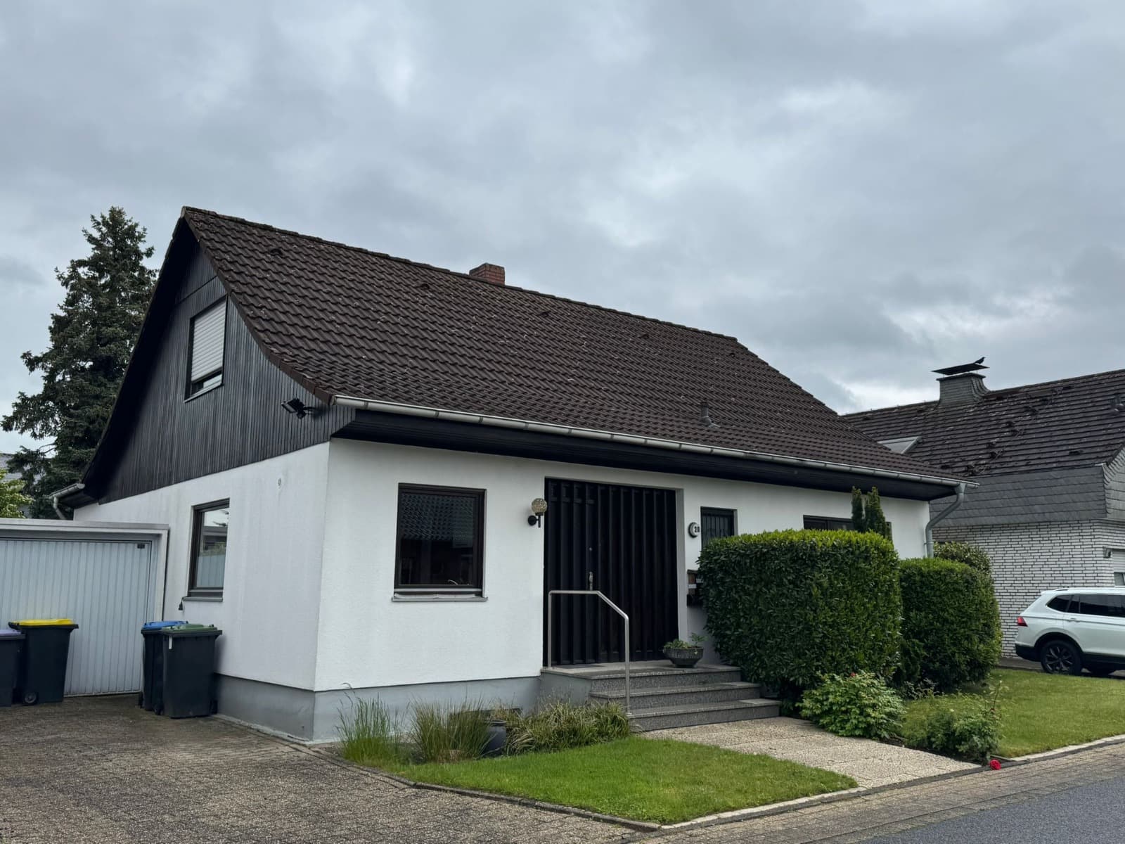 Hausansicht mit Eingang und Vorgarten