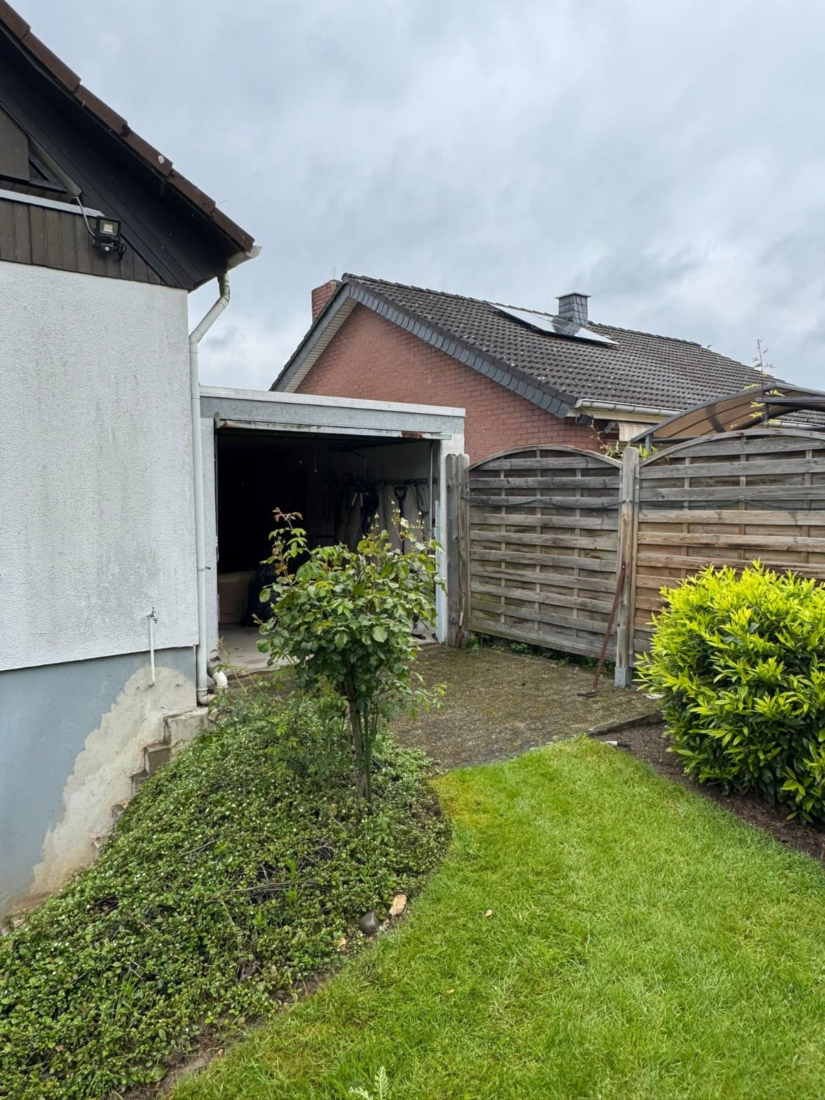 Garten mit Blick auf die Terrasse