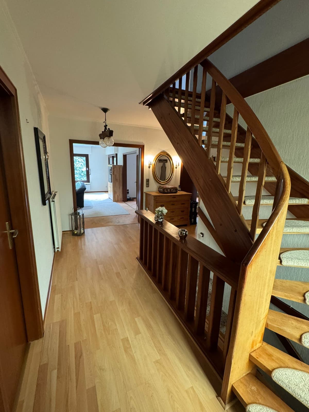 Flur und Diele mit Treppe